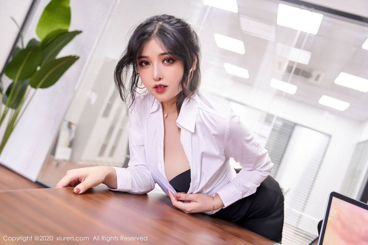 秀人网性感女神韩静安职场OL女秘书装扮撩人含羞系列写真-32