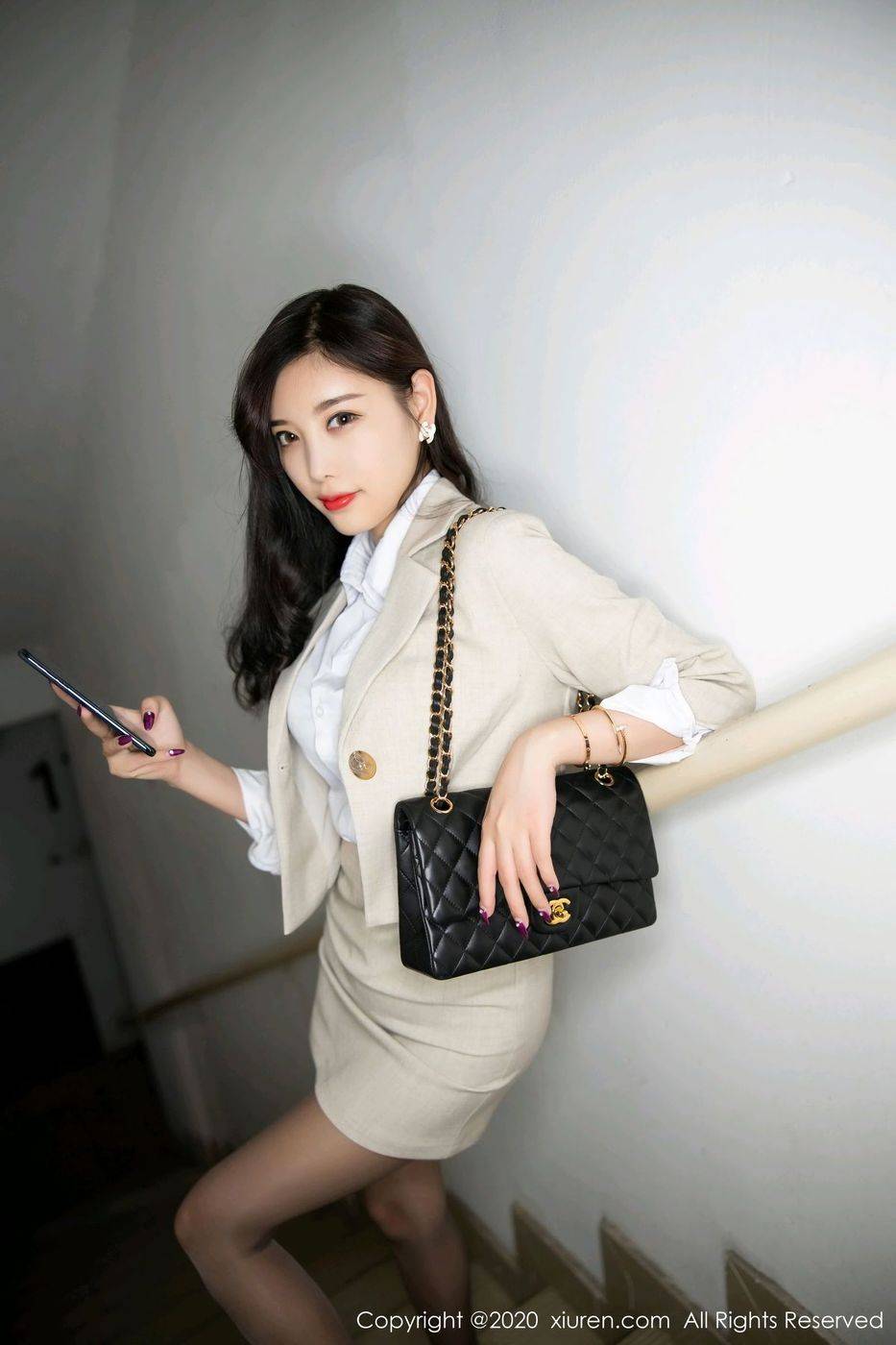 秀人网甜美女神杨晨晨sugar米色职场制服楼梯环境魅惑写真-77