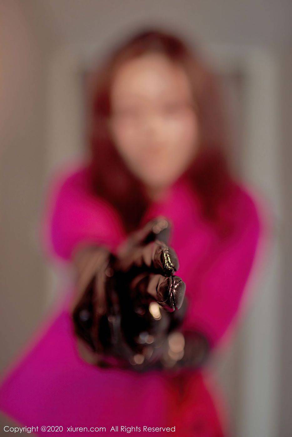 秀人网美女模特白露小猪黑丝美腿情趣摆姿系列大尺度写真