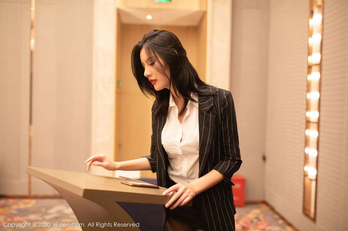 秀人网性感女神就是阿朱啊蕾丝吊袜美腿翘臀职场主题写真-76