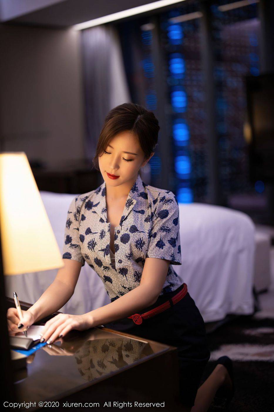 语画界性感女神杨紫嫣Cynthia黑丝美腿空乘制服系列娇媚写真-33