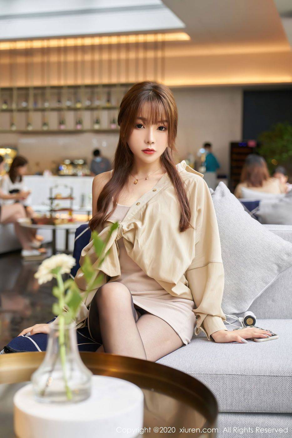 秀人网性感女神芝芝Booty香槟色衬衫与黑丝美腿圆润翘臀写真