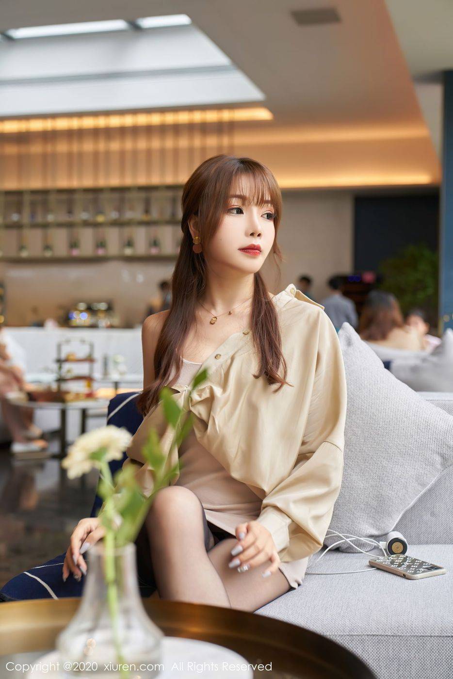 秀人网性感女神芝芝Booty香槟色衬衫与黑丝美腿圆润翘臀写真-52