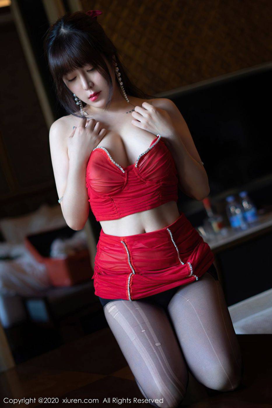 秀人网性感女神王雨纯猩红内衣与魅惑黑丝西双版纳旅拍-29