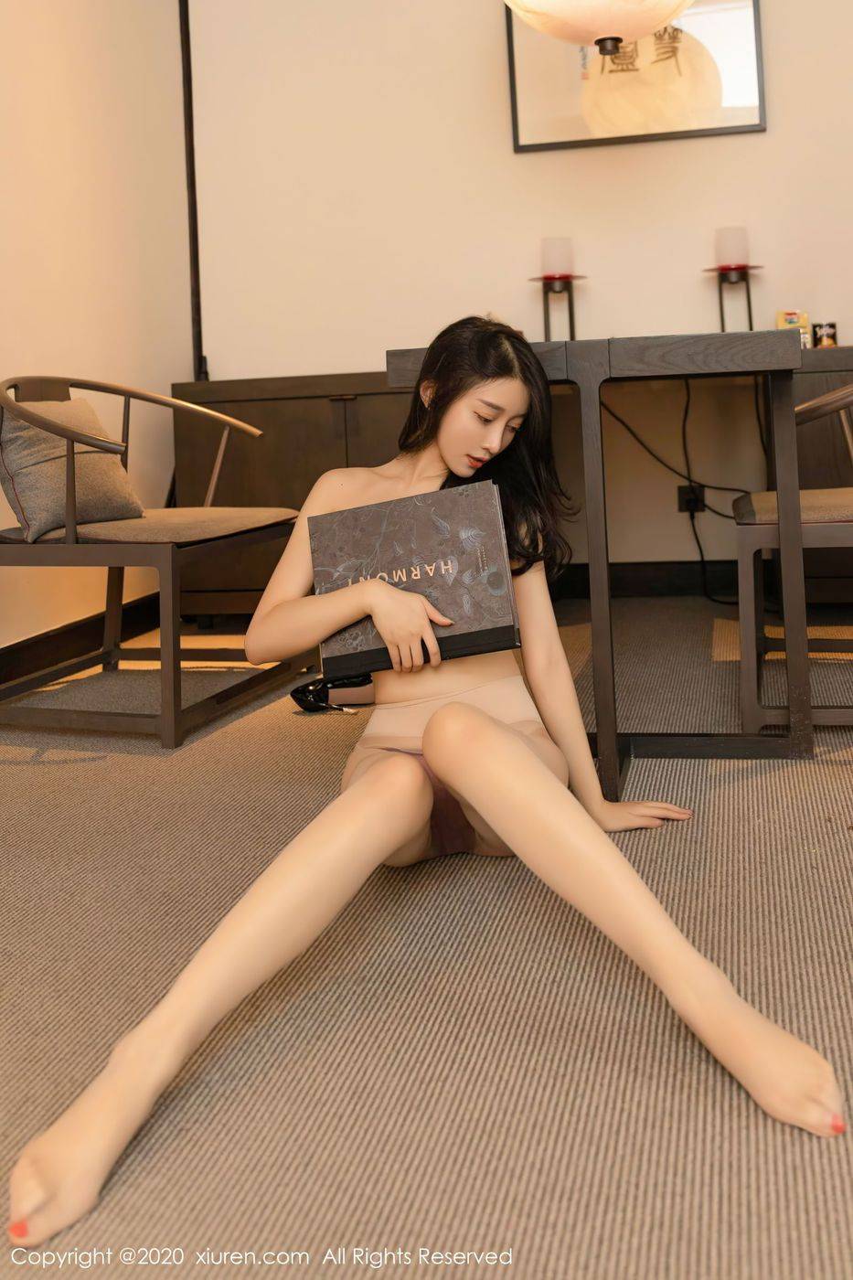 秀人网美女模特玥儿玥er丝袜美腿职场秘书制服系列杭州旅拍-40