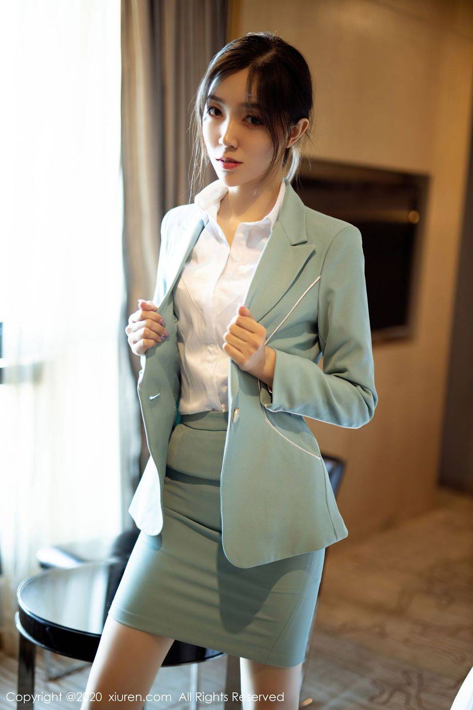 秀人网新人模特九千柒柒丝足美腿飒爽率性绿西装系列写真-5