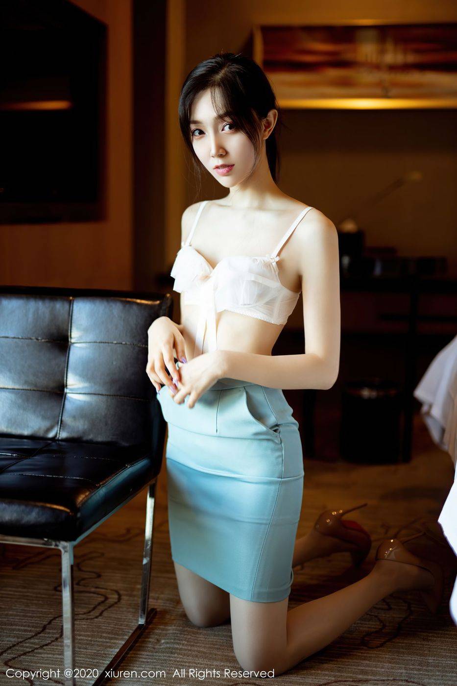 秀人网新人模特九千柒柒丝足美腿飒爽率性绿西装系列写真-22