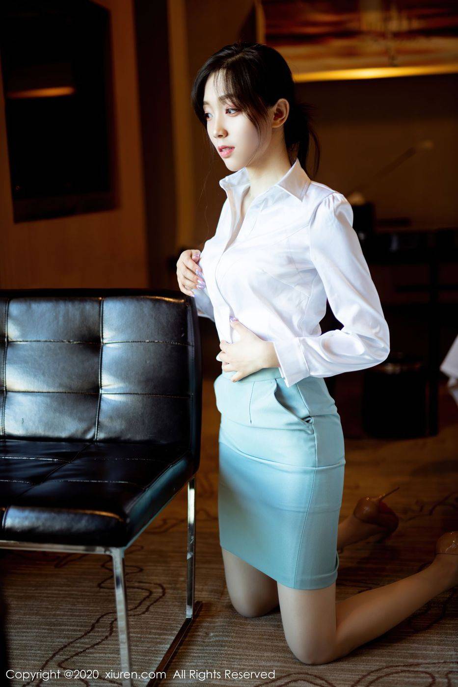 秀人网新人模特九千柒柒丝足美腿飒爽率性绿西装系列写真-18