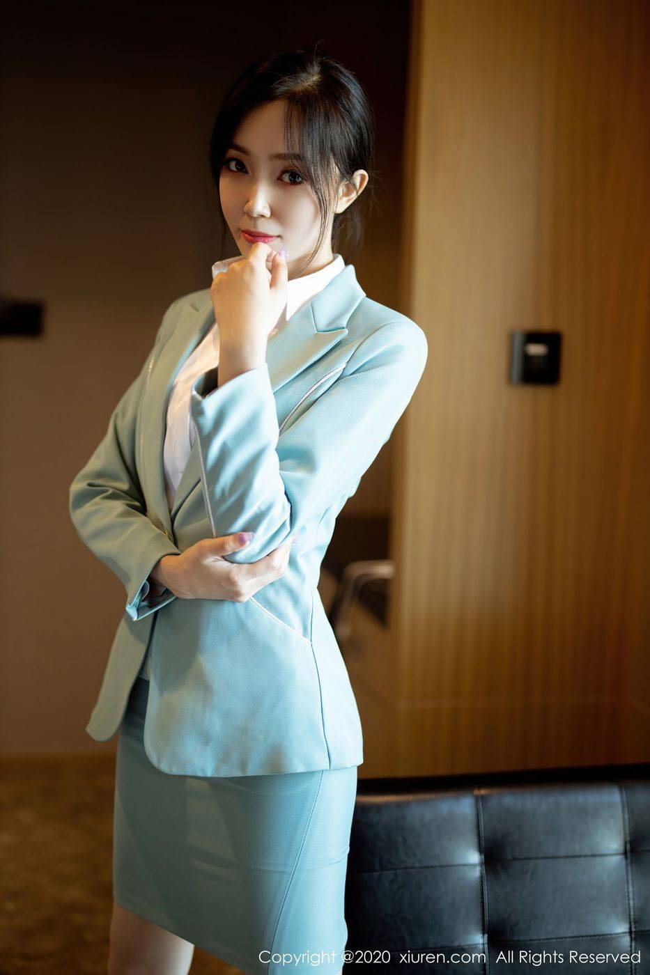 秀人网新人模特九千柒柒丝足美腿飒爽率性绿西装系列写真-42