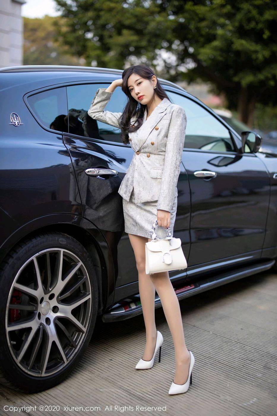 秀人网甜美女神杨晨晨sugar丝袜美腿+高跟鞋户外性感写真-4