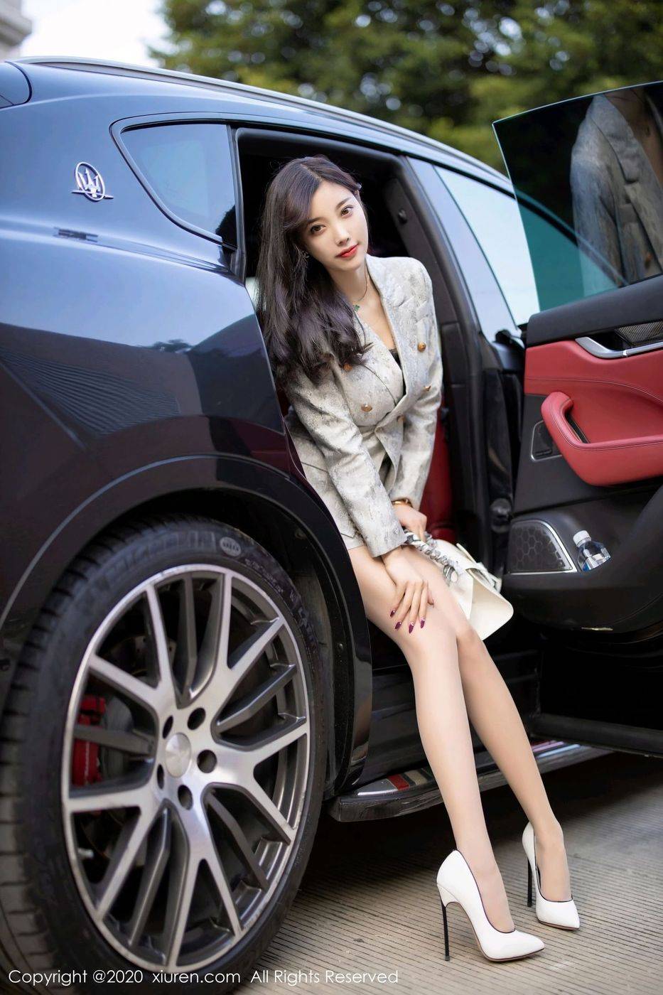 秀人网甜美女神杨晨晨sugar丝袜美腿+高跟鞋户外性感写真-6