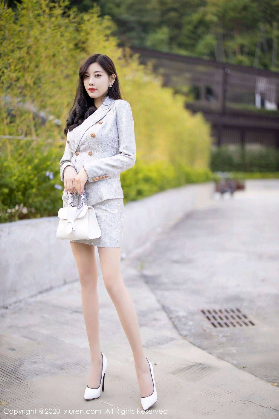 秀人网甜美女神杨晨晨sugar丝袜美腿+高跟鞋户外性感写真-11