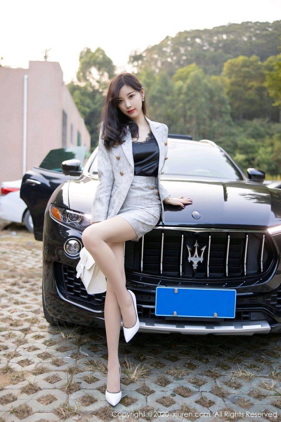 秀人网甜美女神杨晨晨sugar丝袜美腿+高跟鞋户外性感写真-14