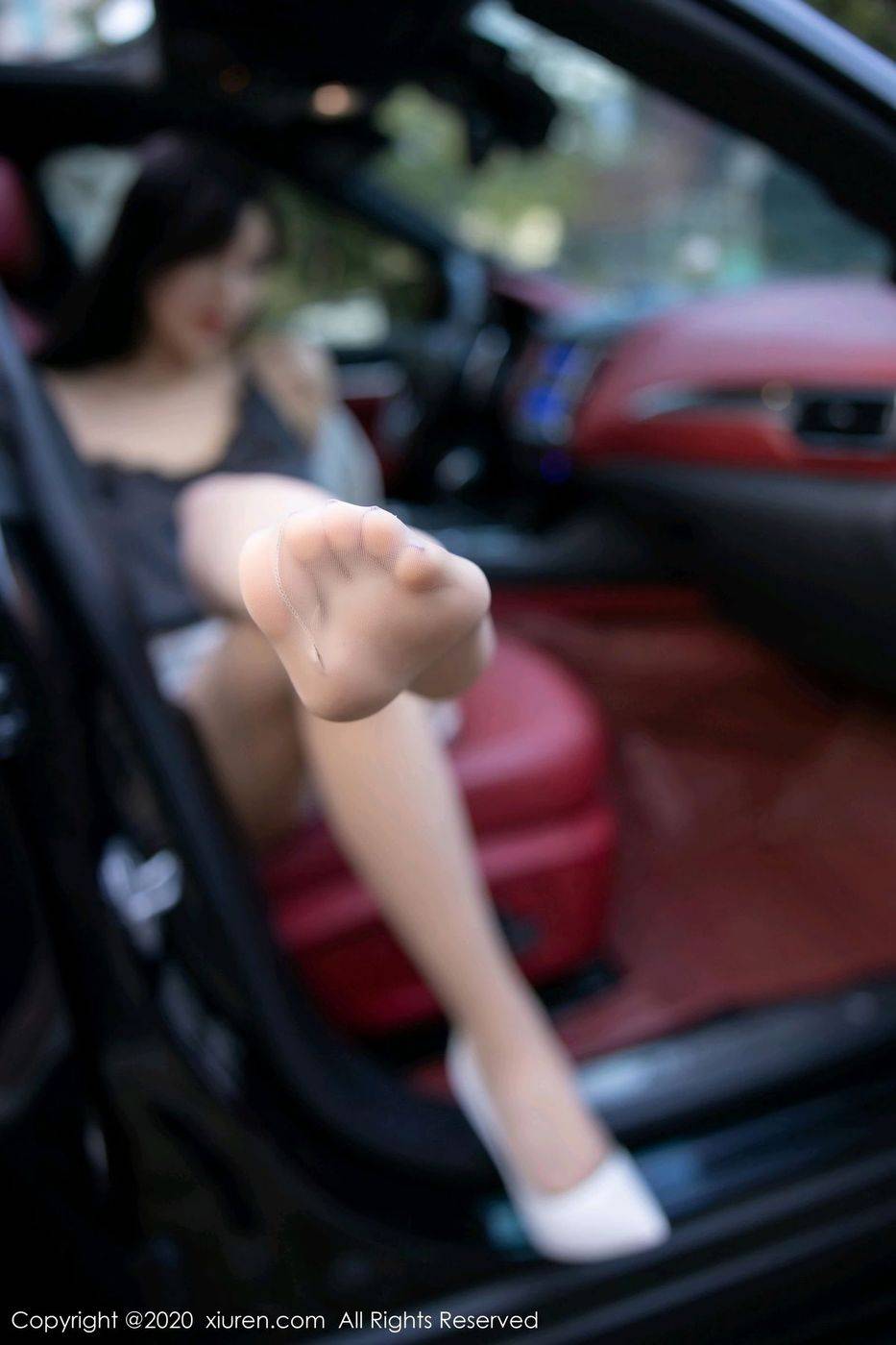 秀人网甜美女神杨晨晨sugar丝袜美腿+高跟鞋户外性感写真-20