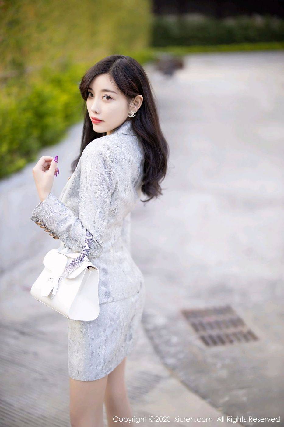 秀人网甜美女神杨晨晨sugar丝袜美腿+高跟鞋户外性感写真-34