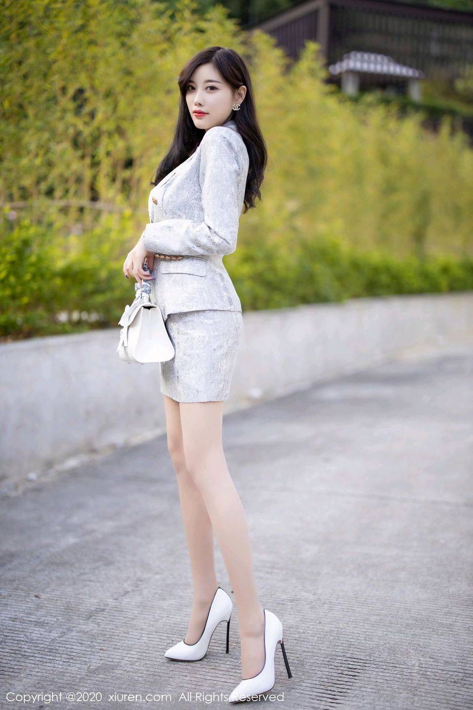 秀人网甜美女神杨晨晨sugar丝袜美腿+高跟鞋户外性感写真-56