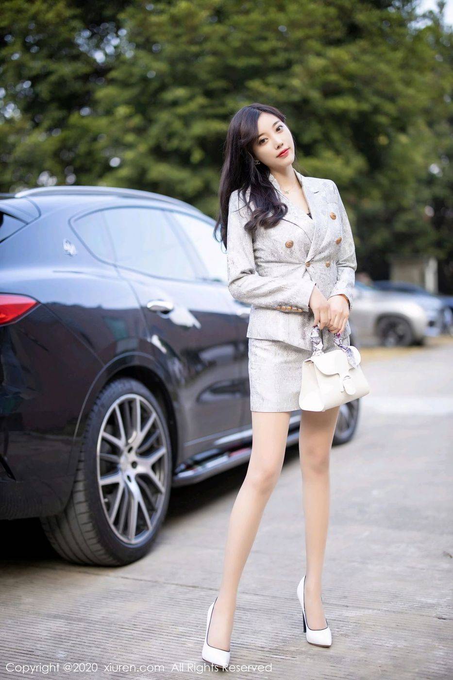 秀人网甜美女神杨晨晨sugar丝袜美腿+高跟鞋户外性感写真-67