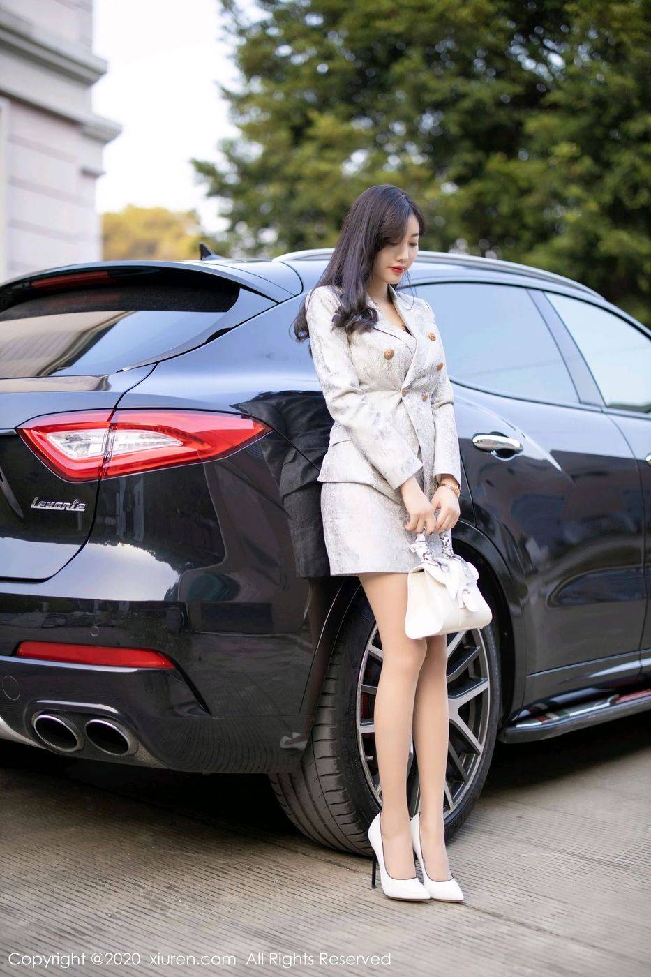 秀人网甜美女神杨晨晨sugar丝袜美腿+高跟鞋户外性感写真-78