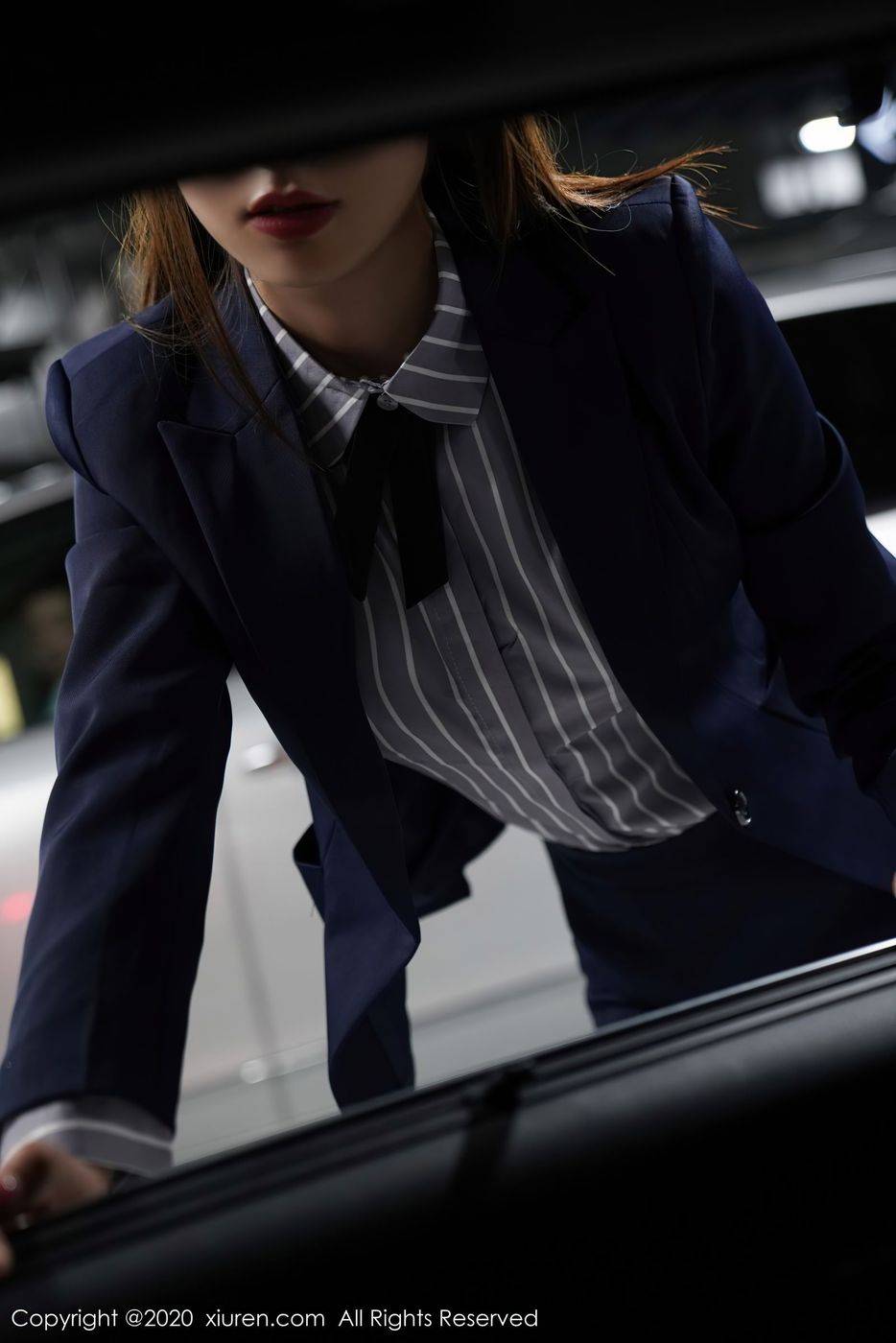 秀人网美女模特方子萱黑丝美腿职场OL秘书装扮车拍妖娆写真-3