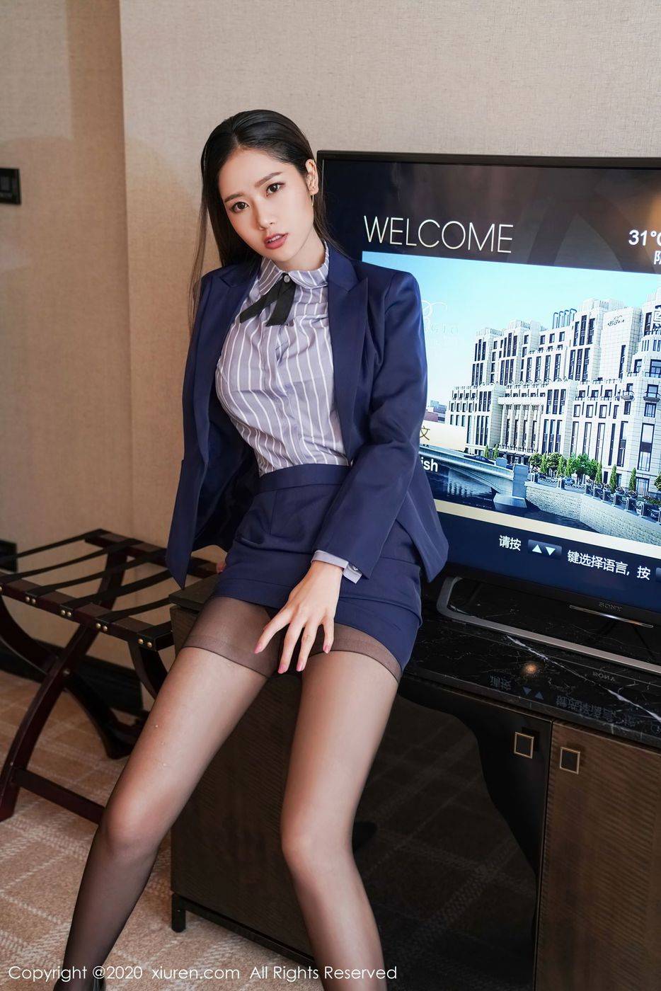 秀人网美女模特方子萱黑丝美腿职场OL秘书装扮车拍妖娆写真-18