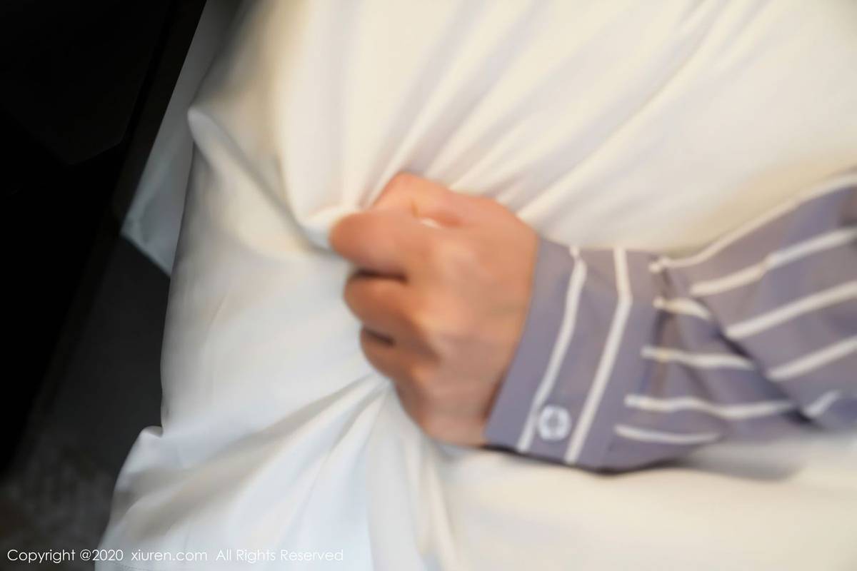 秀人网美女模特方子萱黑丝美腿职场OL秘书装扮车拍妖娆写真-77