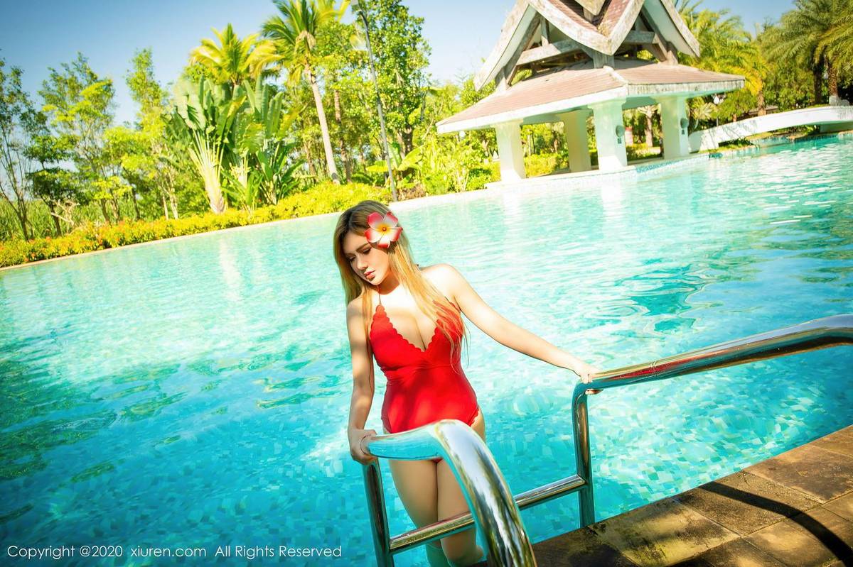 秀人网美女模特李小米丰满身材泳池比基尼系列诱人套图-20