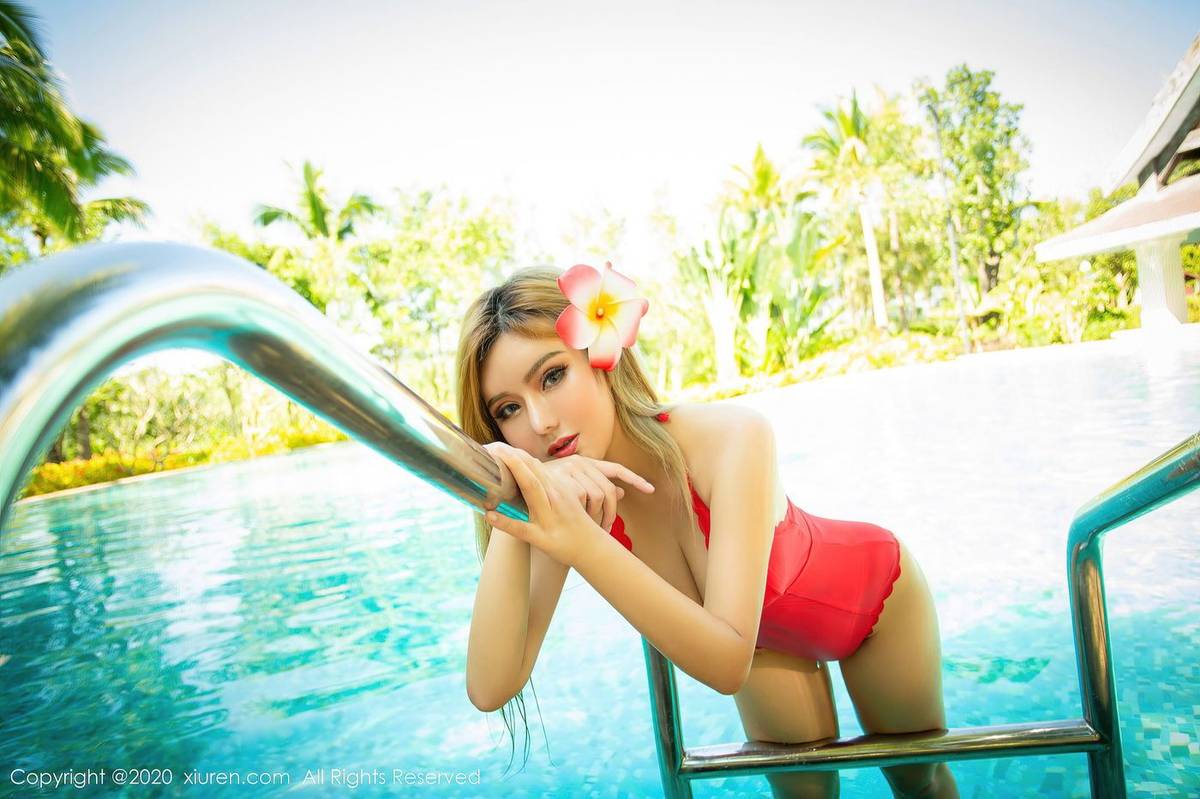 秀人网美女模特李小米丰满身材泳池比基尼系列诱人套图-19