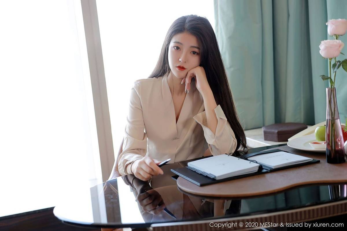 模范学院美女模特Laura苏雨彤纤纤细腿职场秘书OL系列写真-2