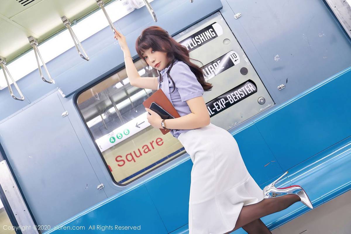 秀人网性感女神芝芝Booty欣长美腿与圆润翘臀系列迷人写真-16