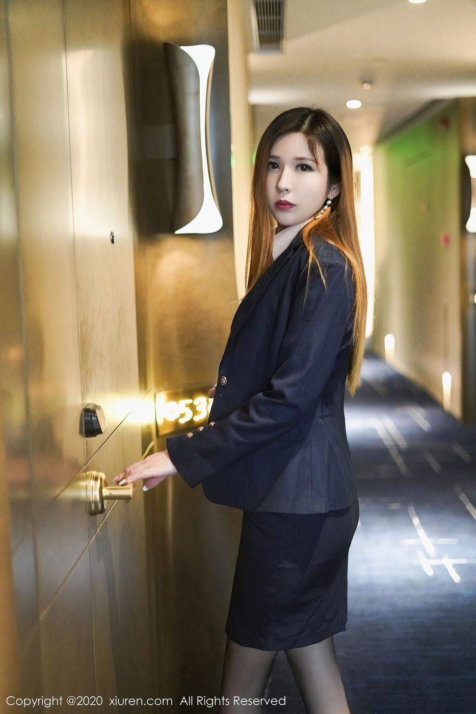 秀人网新人模特月野兔美妞黑丝美腿职场制服系列首套写真