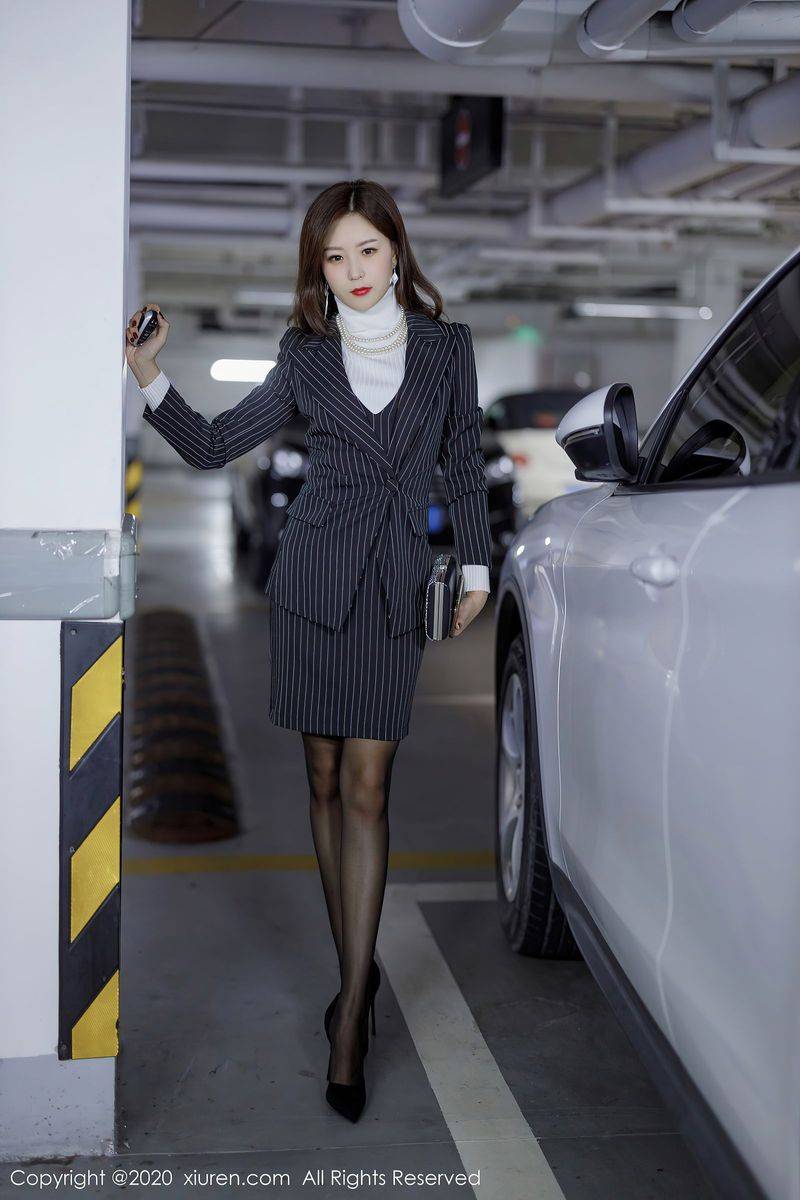 秀人网美女模特杨紫嫣Cynthia职场女老板装扮主题系列写真-15