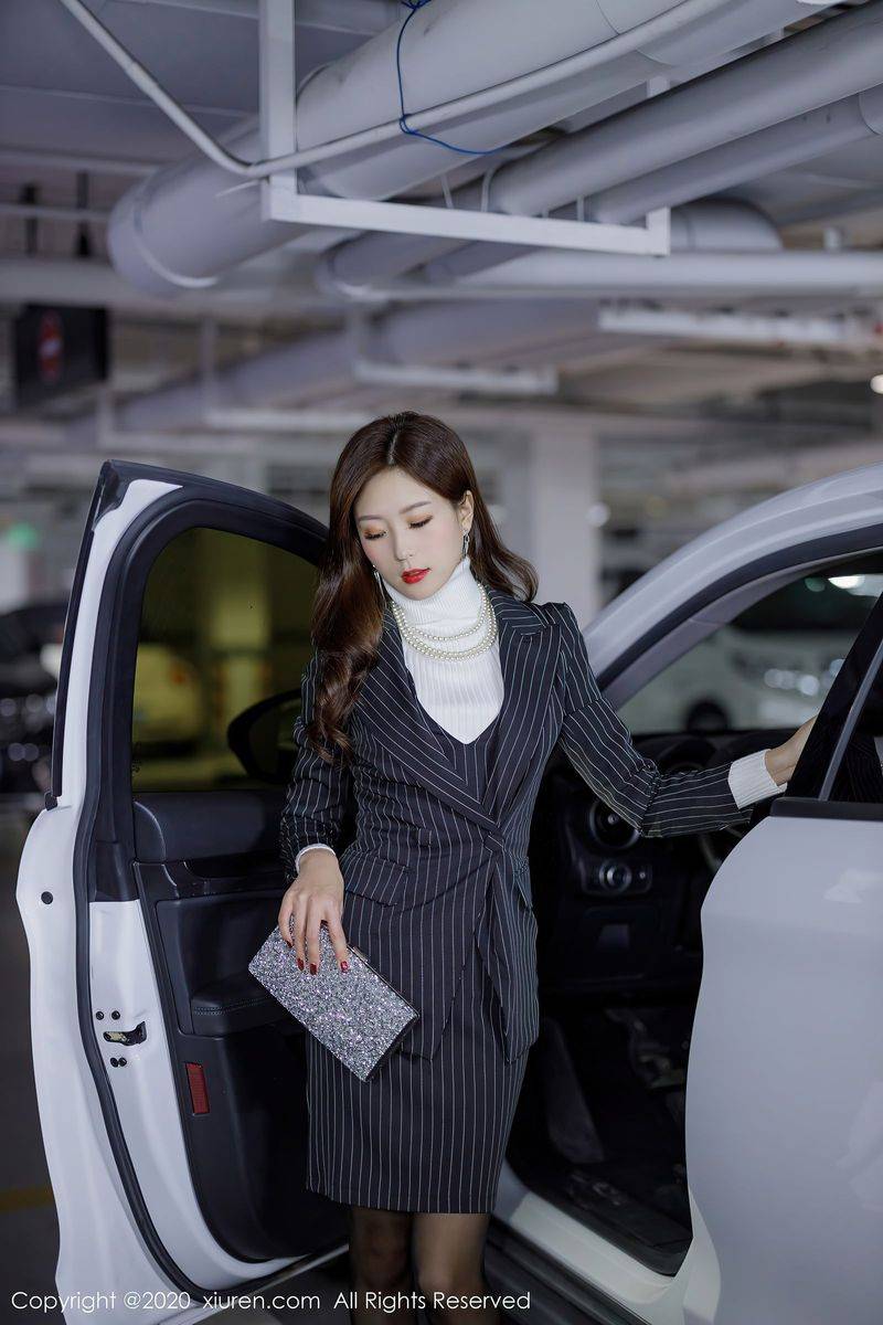 秀人网美女模特杨紫嫣Cynthia职场女老板装扮主题系列写真-13