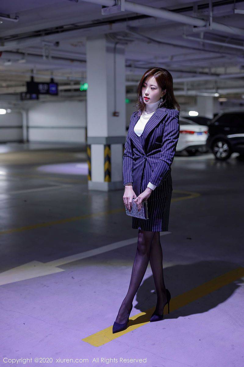 秀人网美女模特杨紫嫣Cynthia职场女老板装扮主题系列写真-18