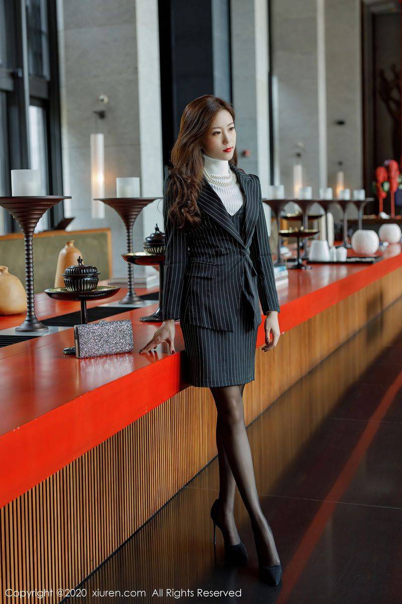 秀人网美女模特杨紫嫣Cynthia职场女老板装扮主题系列写真-21