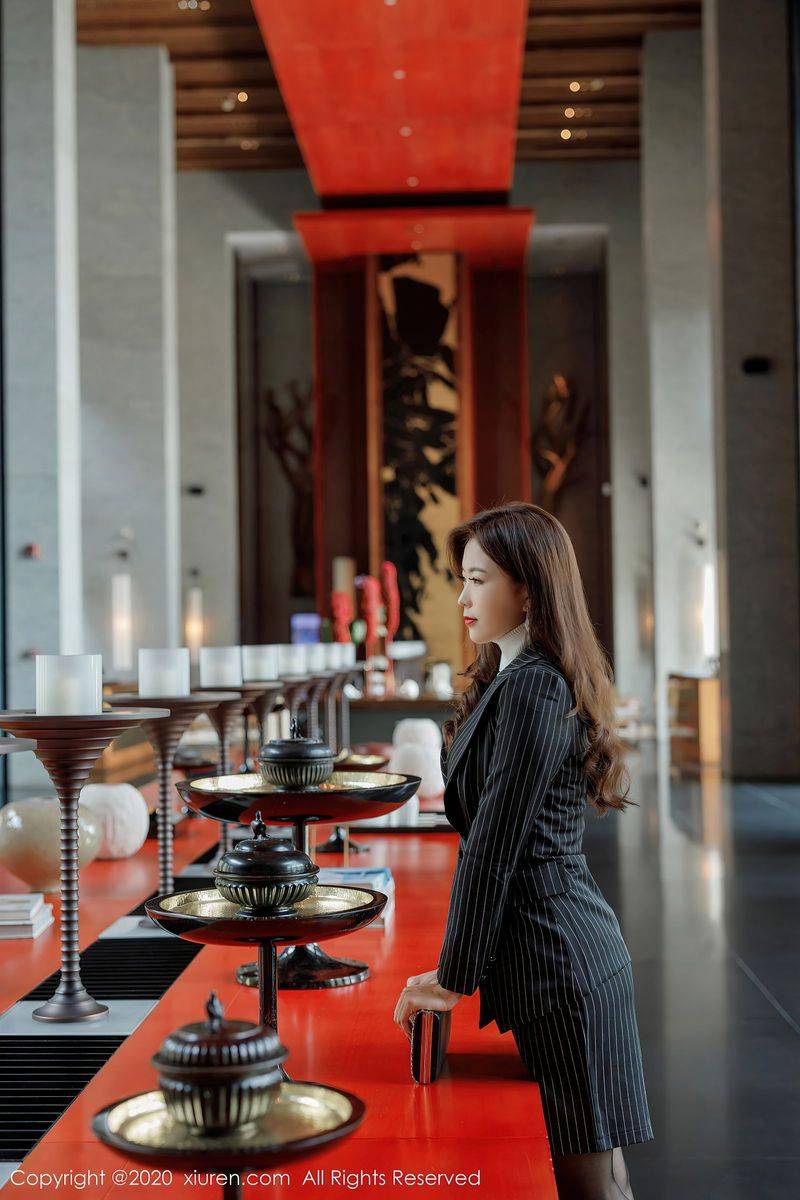 秀人网美女模特杨紫嫣Cynthia职场女老板装扮主题系列写真-24