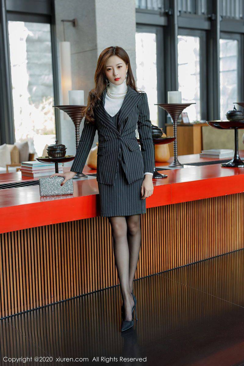 秀人网美女模特杨紫嫣Cynthia职场女老板装扮主题系列写真-22