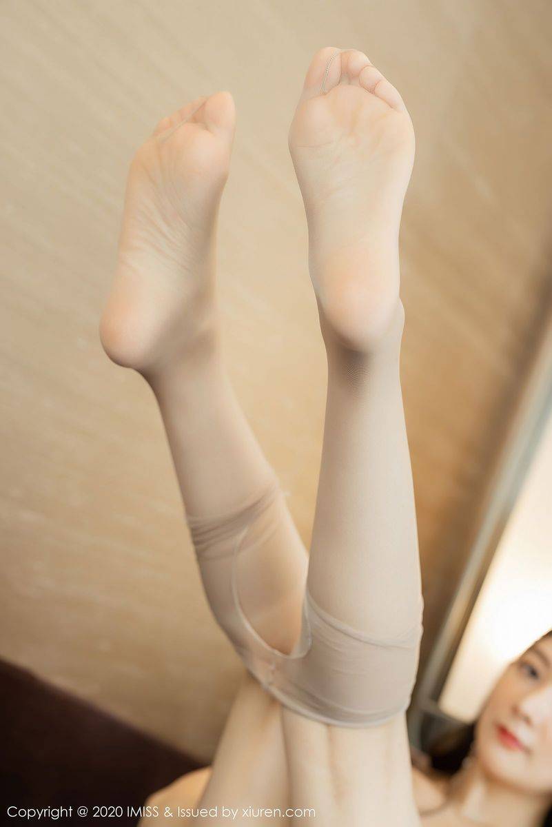 爱蜜社性感女神Angela小热巴米色内衣与丝袜玉足诱人写真-38