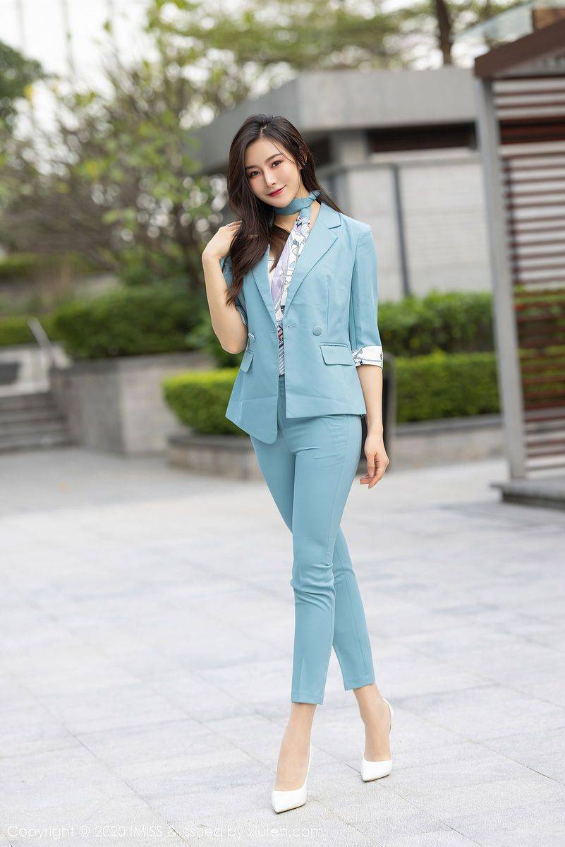 爱蜜社气质美女Vanessa浅蓝色职业装+黑色内衣曼妙性感写真