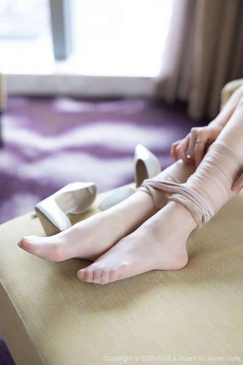 爱蜜社气质美女Vanessa浅蓝色职业装+黑色内衣曼妙性感写真-33