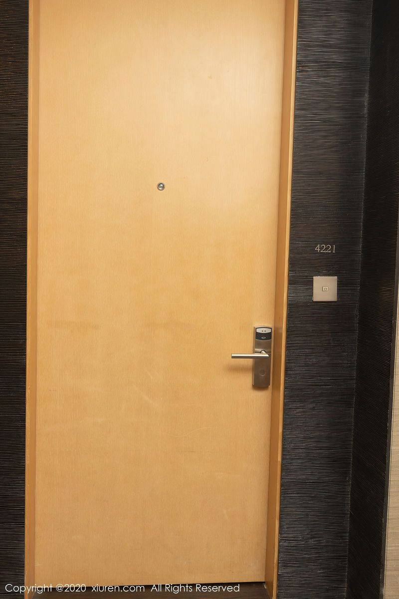 秀人网美女模特陈小喵白衬衫+性感内衣上门维修系列写真