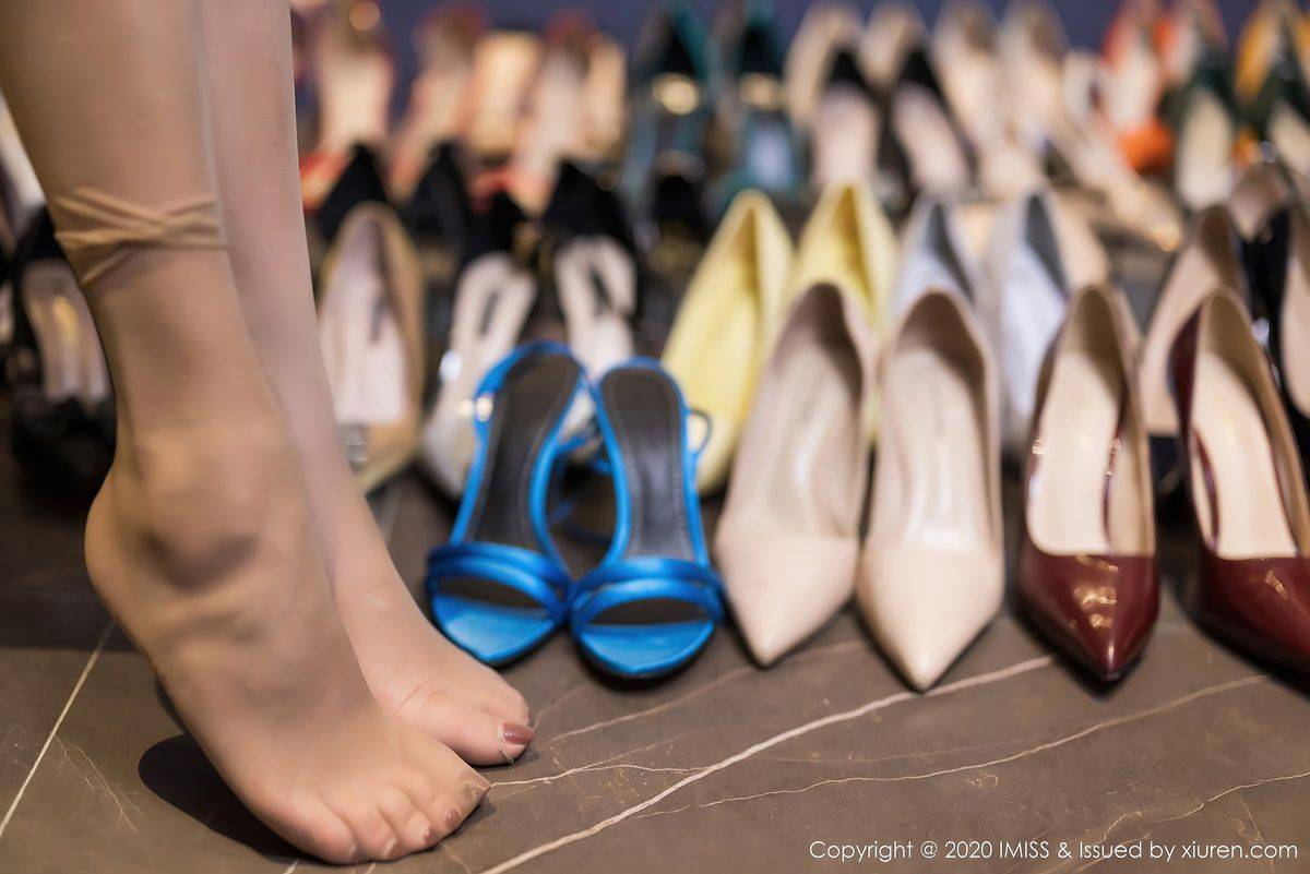 爱蜜社气质女神Lavinia肉肉丝足美腿与俏丽面容娇艳性感写真-38