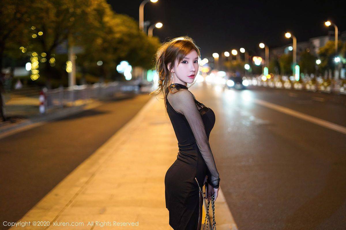 秀人网性感女神周于希Sandy黑色连衣裙内衣诱惑街边邂逅写真-2