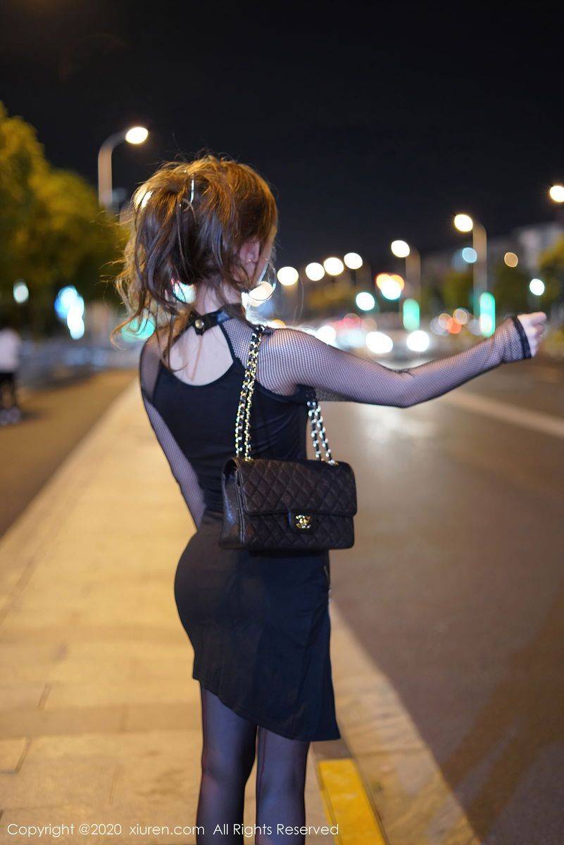 秀人网性感女神周于希Sandy黑色连衣裙内衣诱惑街边邂逅写真-8