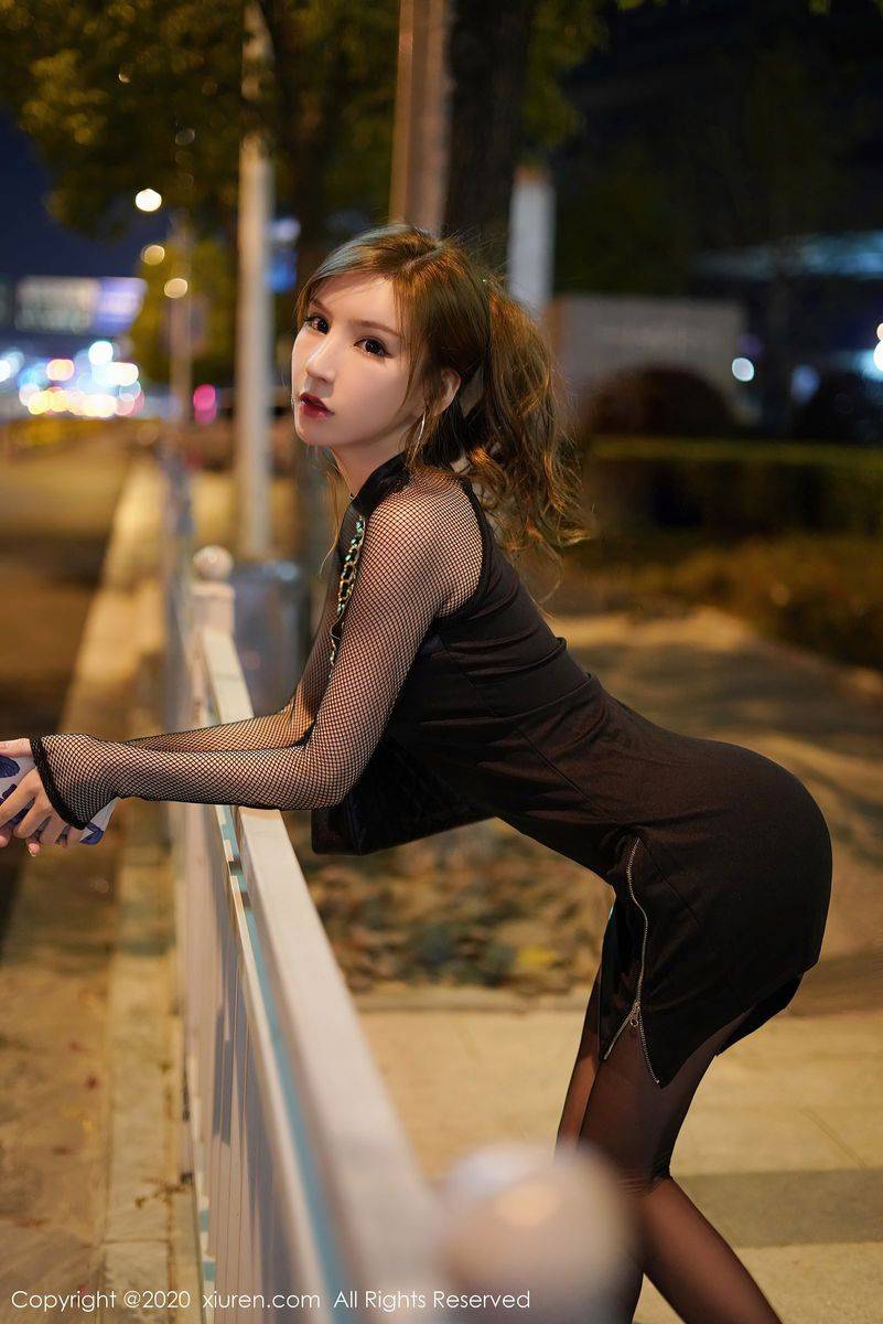 秀人网性感女神周于希Sandy黑色连衣裙内衣诱惑街边邂逅写真-11