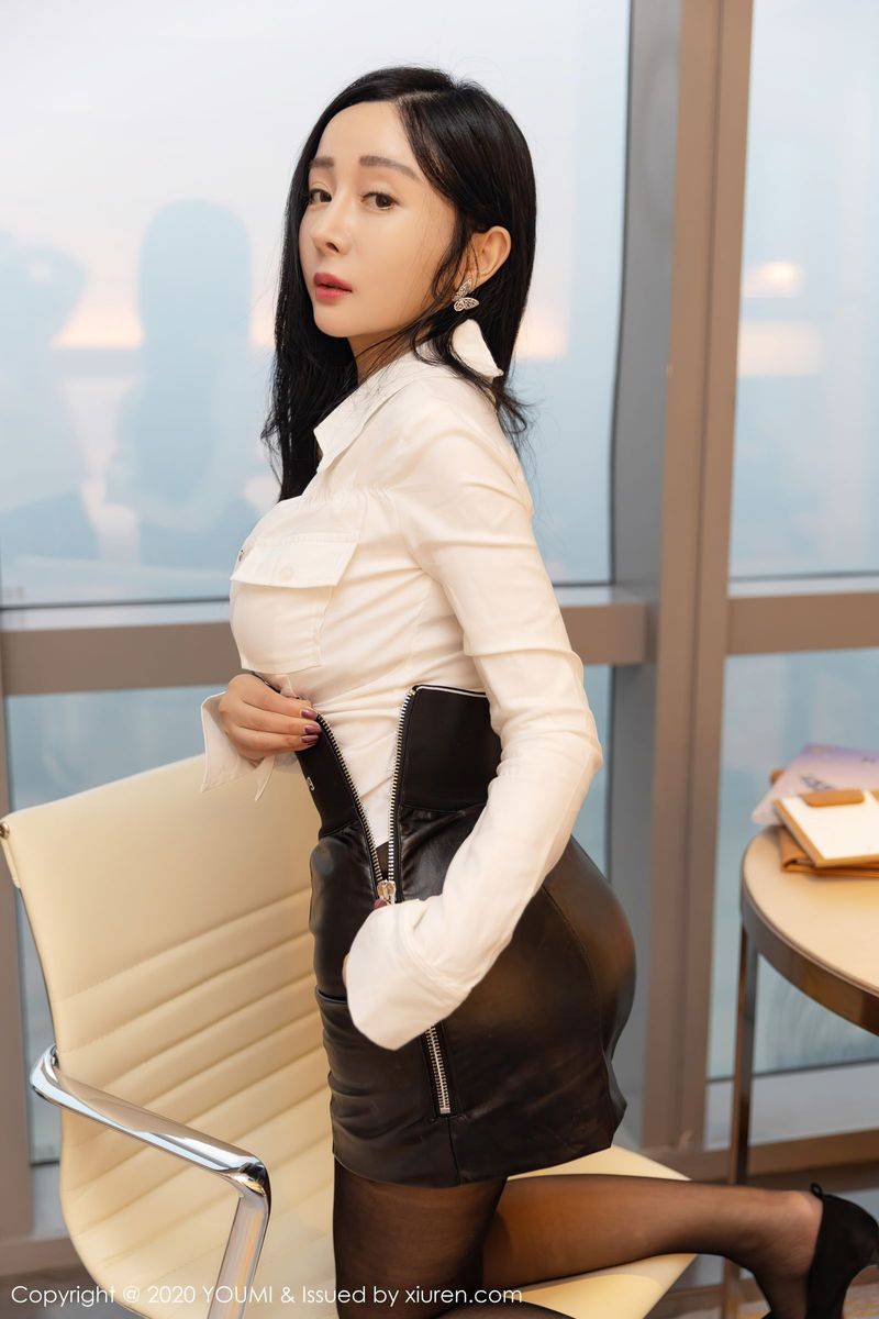 尤蜜荟美女模特允薾白衬衫黑皮裙制服OL系列惹火身材套图-21