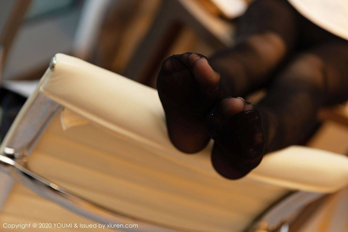 尤蜜荟美女模特允薾白衬衫黑皮裙制服OL系列惹火身材套图-40