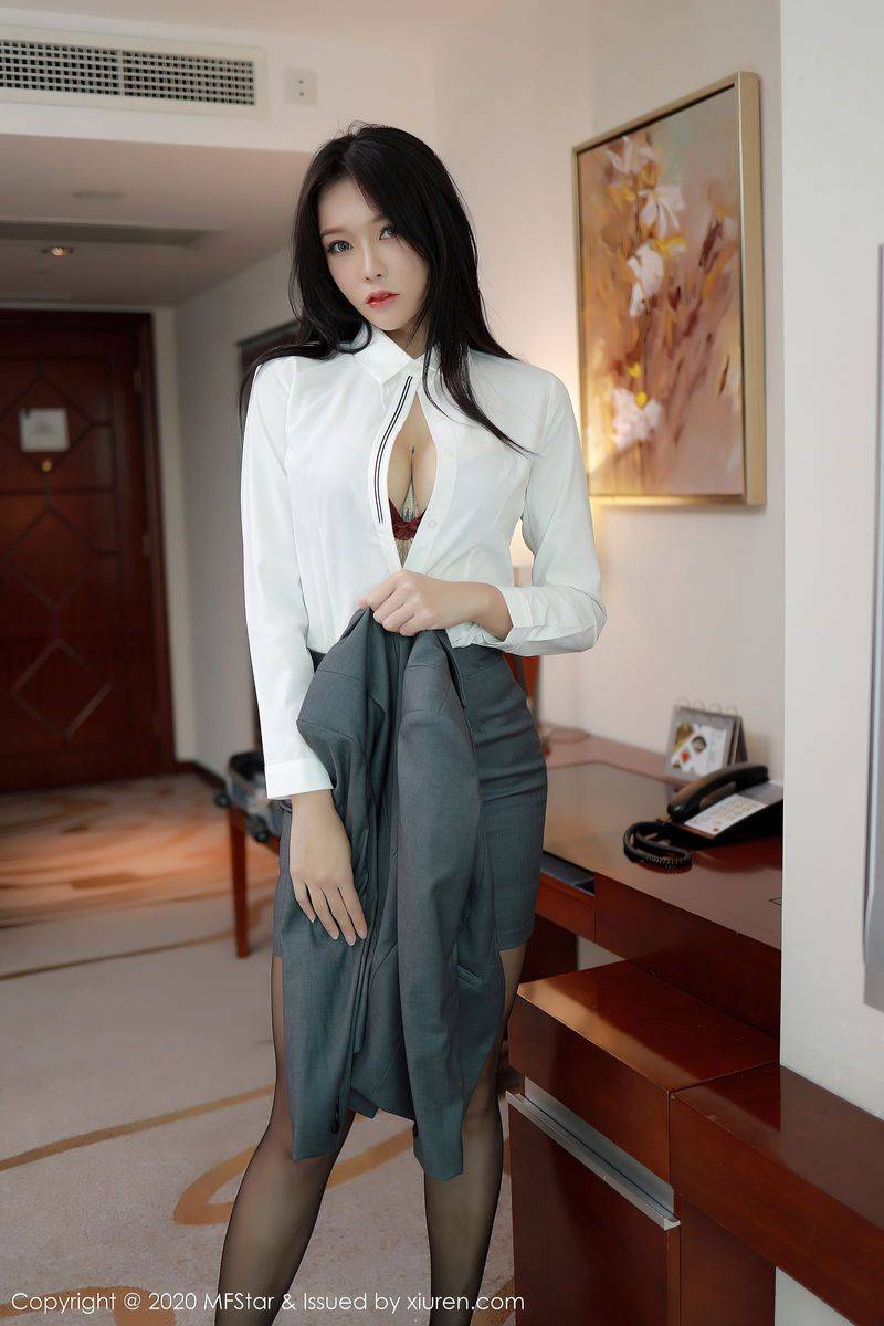 模范学院性感女神梦娜x白衬衫黑短裙职场OL秘书制服套图-18