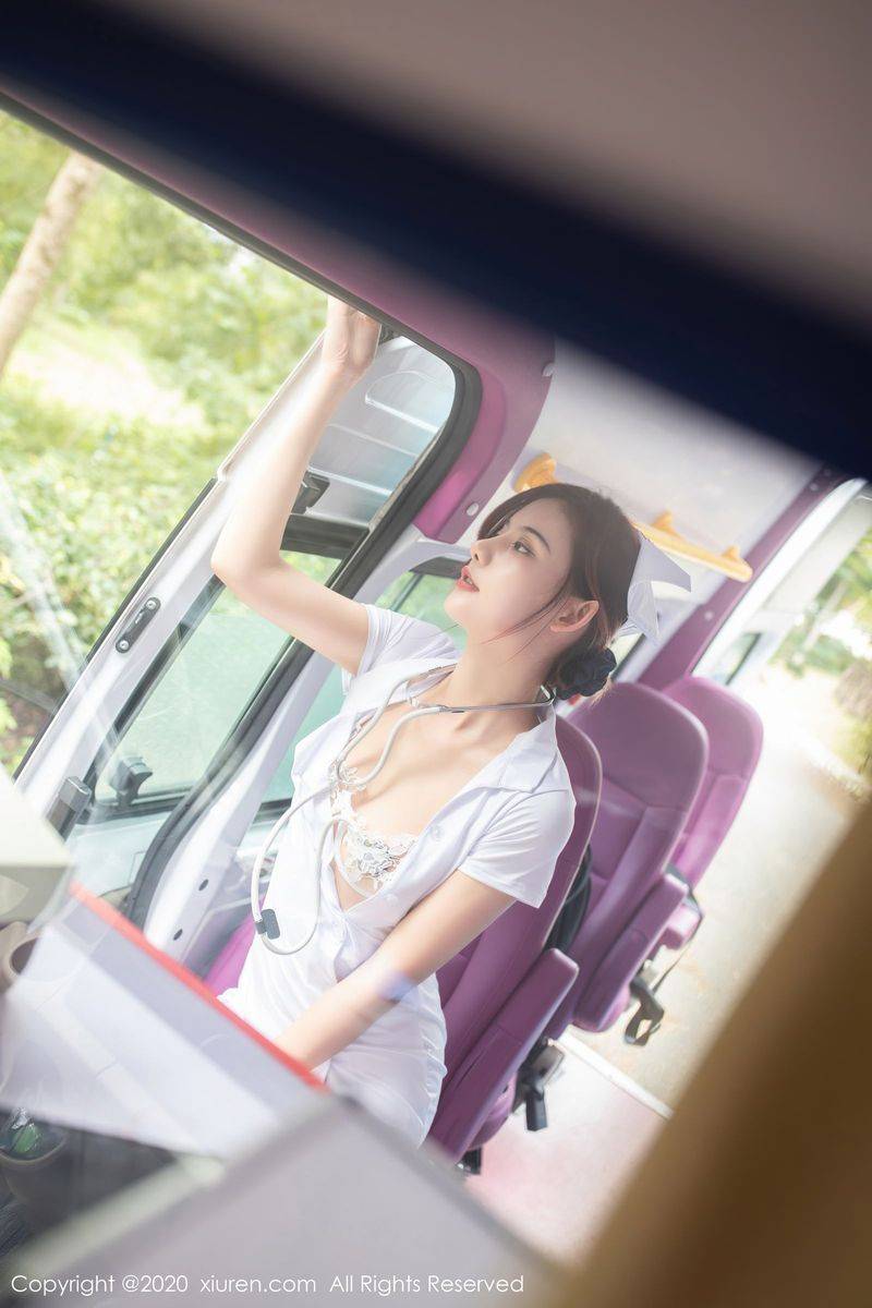秀人网美女模特就是阿朱啊情趣护士装救护车主题三亚旅拍-43