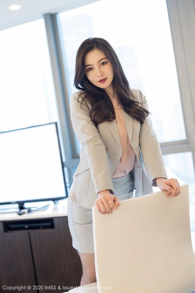 爱蜜社气质美女Vanessa丝袜美腿+内衣诱惑职场OL系列写真-12