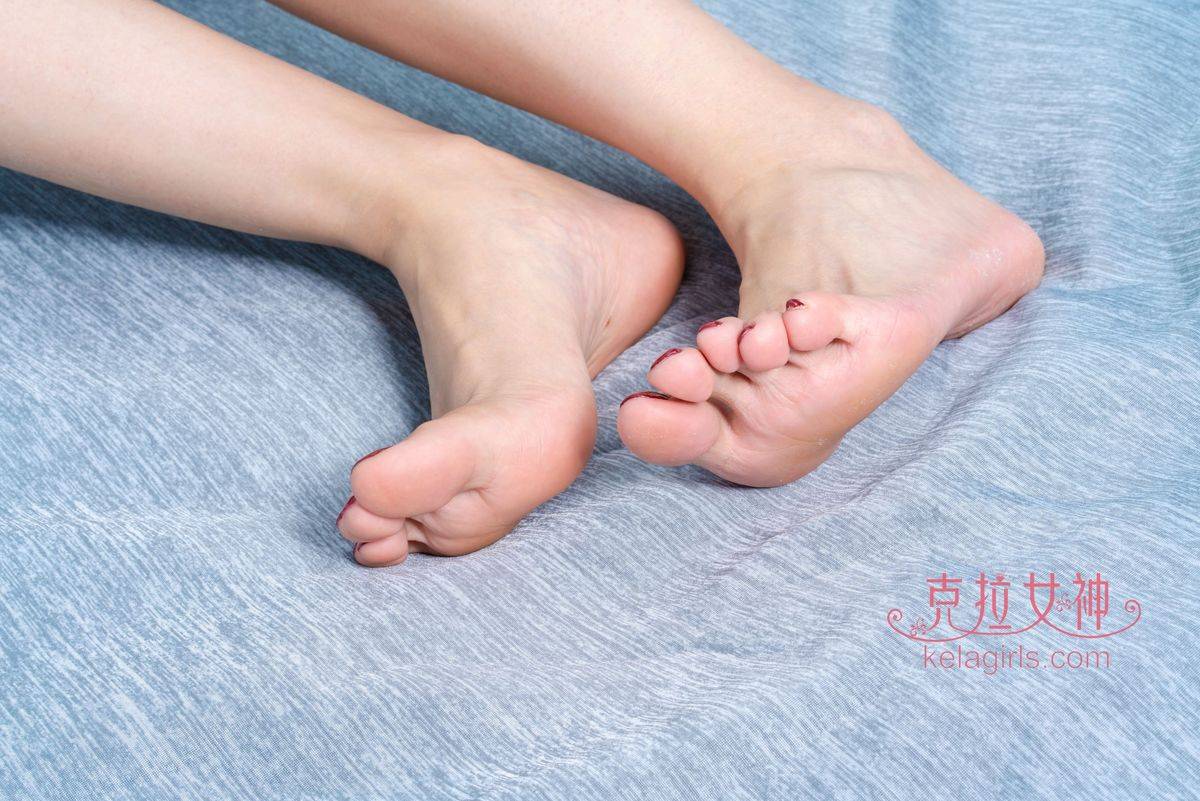 克拉女神美女模特璇子丝质吊裙睡衣软红香足主题性感写真-39